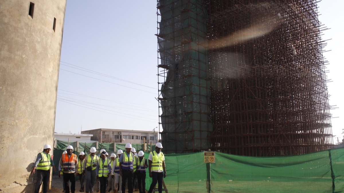 Nacala elevated water-storage structure under construction during an ARA Norte and World Bank mission in September 2025