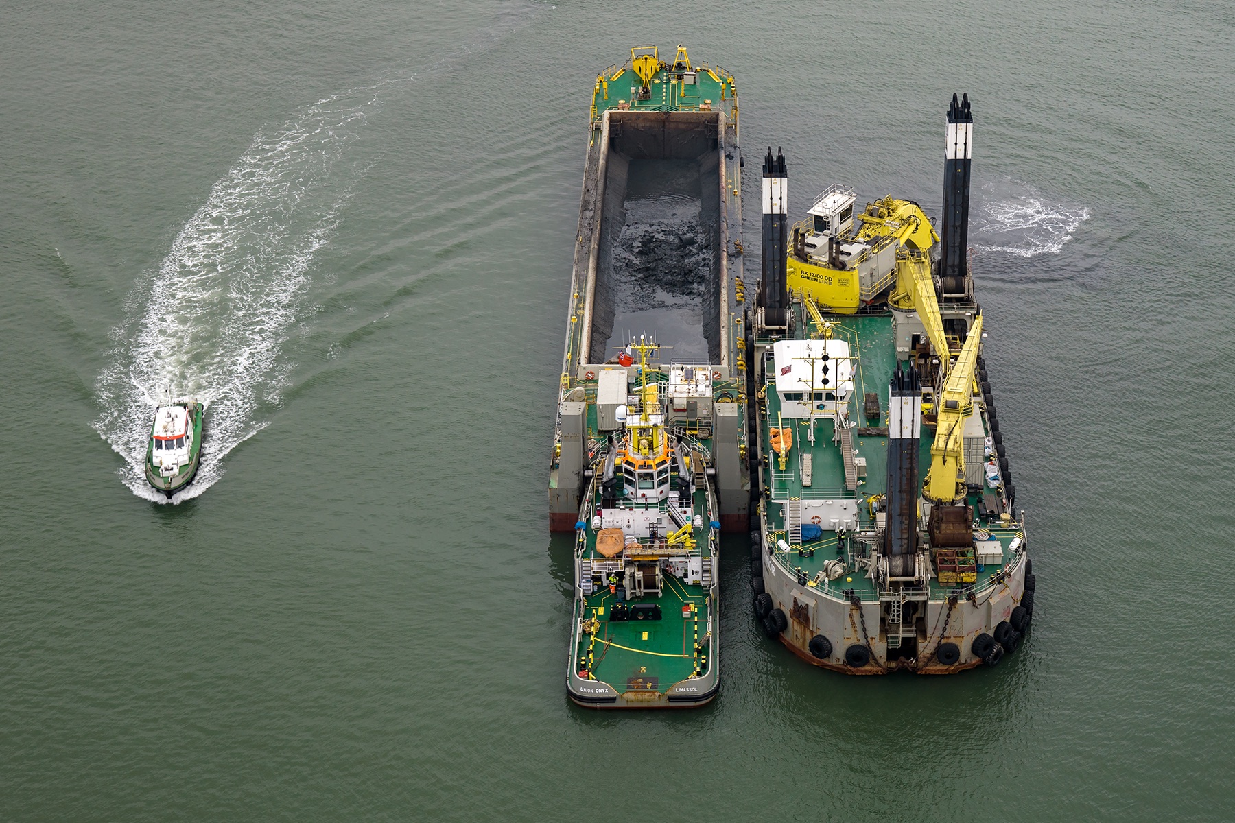 Boskalis backhoe dredger Magnor loading an attendant barge during Southampton's separate 2024 Western Docks channel-widening project