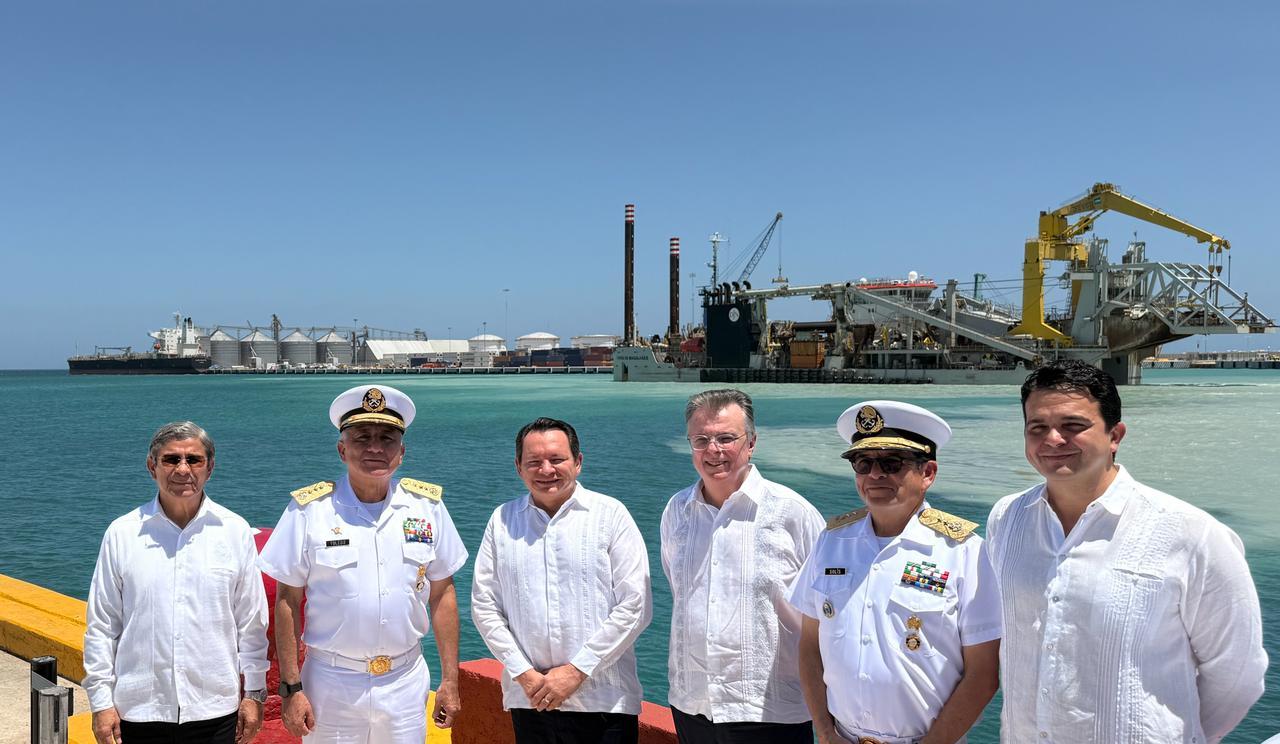ASIPONA Progreso and partner representatives on the port waterfront with the cutter suction dredger Fernão de Magalhães and cargo facilities behind