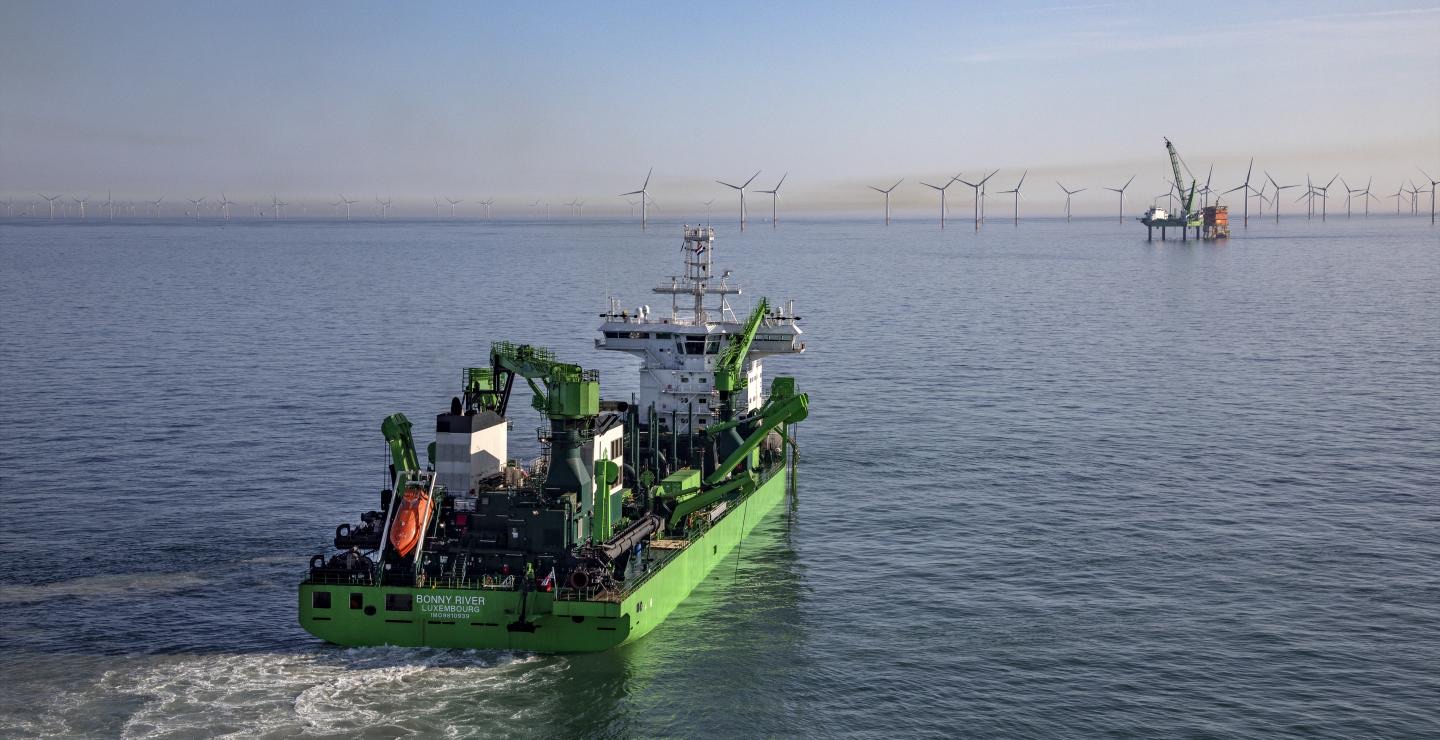 DEME trailing suction hopper dredger Bonny River sailing toward an offshore wind farm