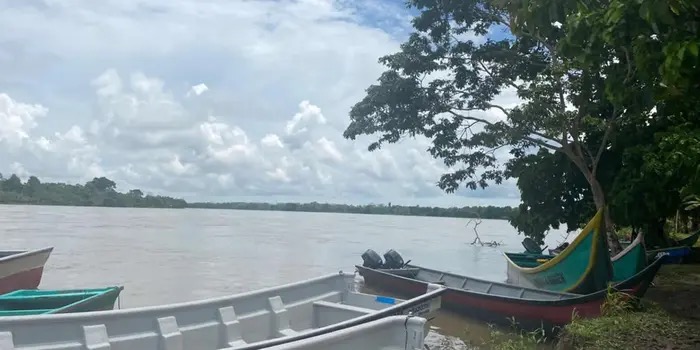 Small vessels on Tumaco waters during community preparation for the channel deepening programme