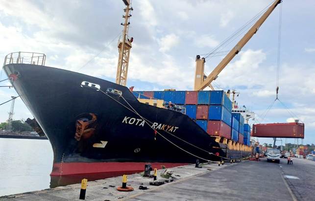 MV Kota Rakyat unloading containers at Netaji Subhash Dock in the Kolkata Dock System of Syama Prasad Mookerjee Port